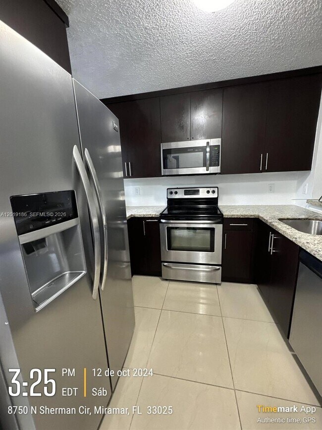 Foto del edificio - 8730 N Sherman Cir