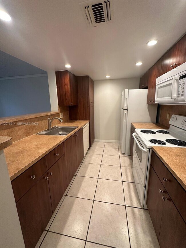 Foto del edificio - 8418 Coral Lake Way