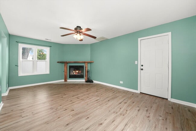 Foto del edificio - Stylish 4-Bedroom Home with Room to Work, ...