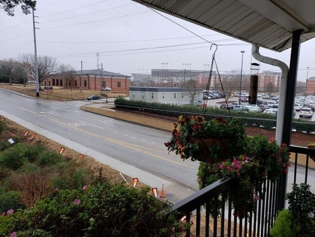 Building Photo - 634 W Magnolia Ave