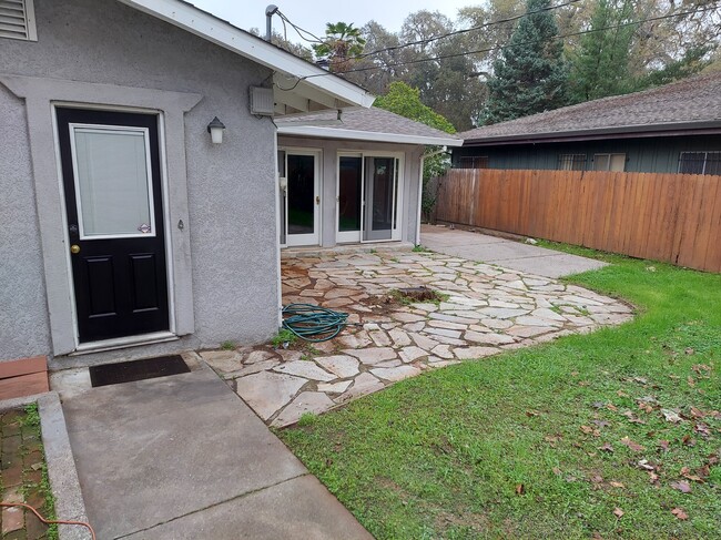 Building Photo - 1517 Lakewood Dr