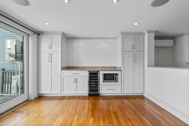 Building Photo - 256 W 3rd St