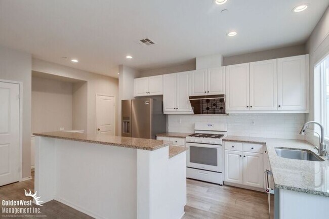 Building Photo - Stunning 3Bdm 2.5Ba Townhome in the Montec...
