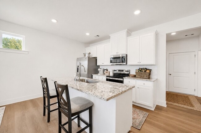 Building Photo - 2056 Woodbine Wy