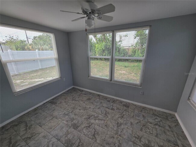 Foto del edificio - 4851 Phoenix Ave