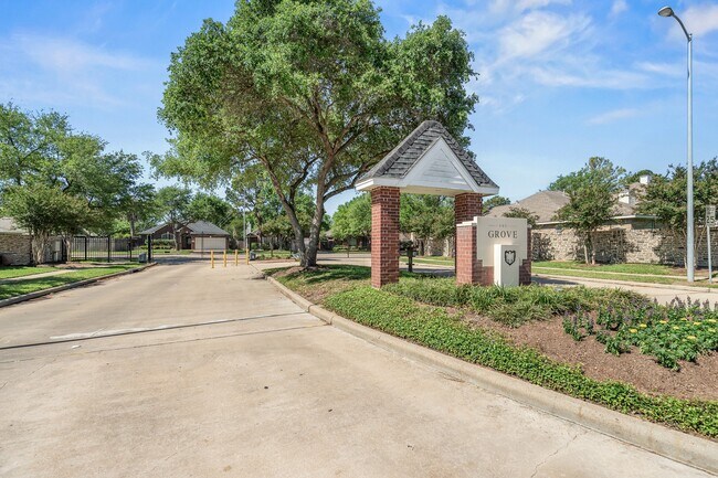 Building Photo - 1703 Fossil Park Dr