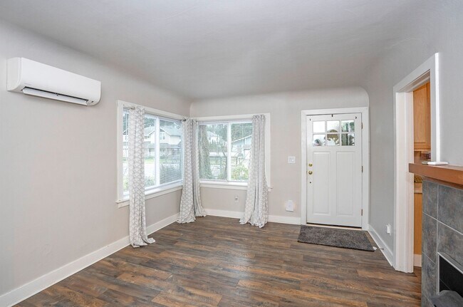 Foto del edificio - Prime Fircrest Location — Comfortable 2-Bedroom Home for Rent