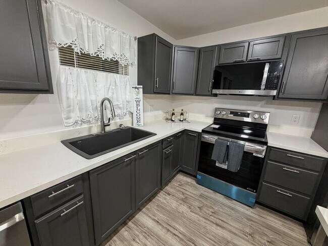 Foto del edificio - Available Now – Updated 3-Bed, 2-Bath Home in Iowa with Garage