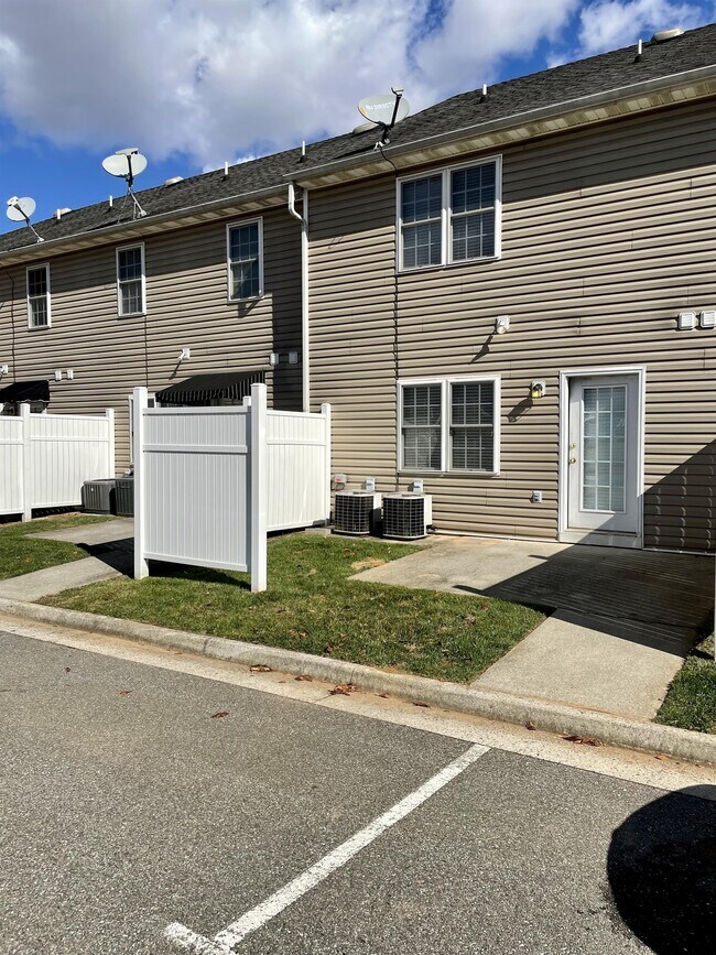 Building Photo - 717 Wyndhurst Dr