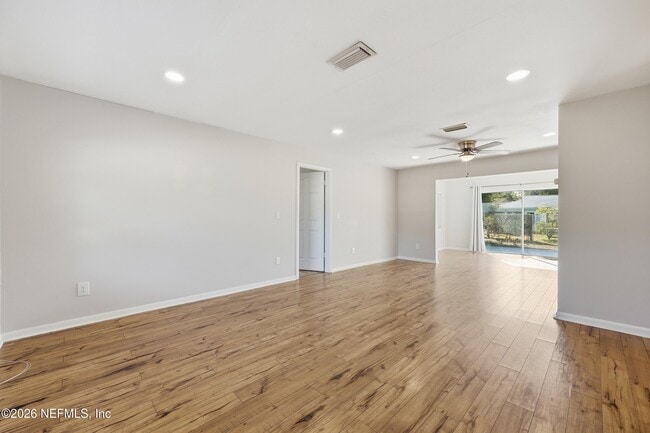 Building Photo - 335 Palos Ct