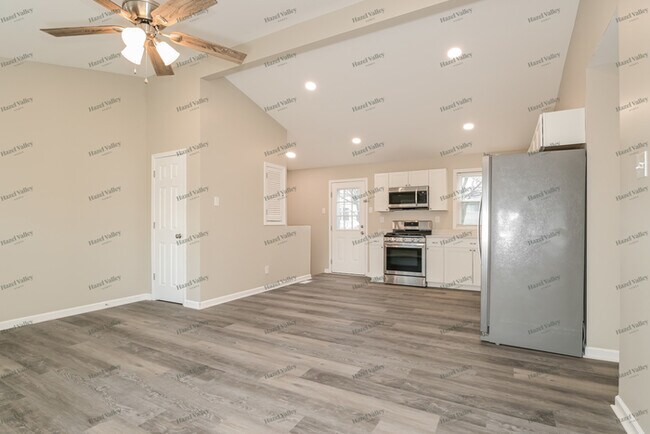 Building Photo - 5 Spring Fawn Ln