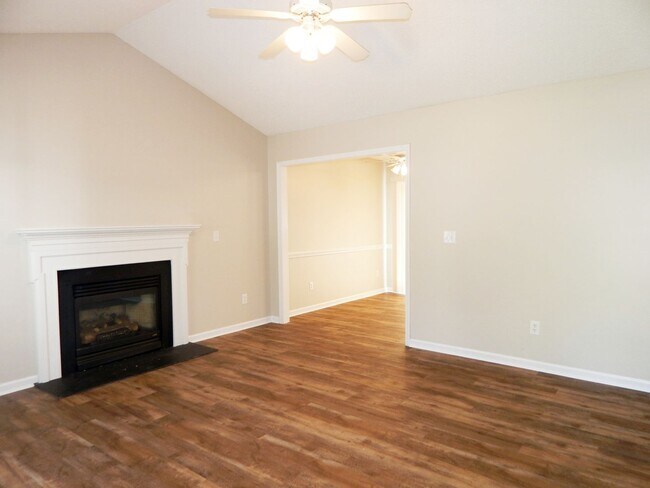 Foto del edificio - 657 Montgomery Dr