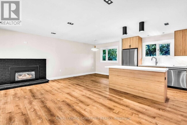 Building Photo - 986 Srigley St