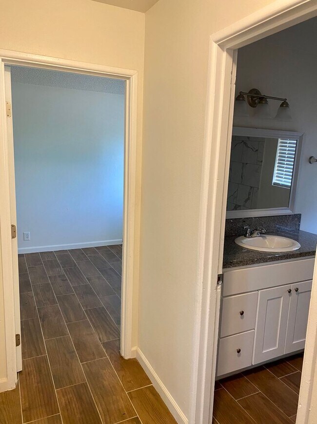 Foto del edificio - 2 Bedroom, 2 Bathroom Duplex - Available Now