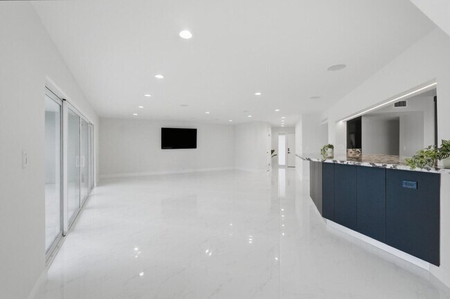 Foto del edificio - 877 NE 195th St