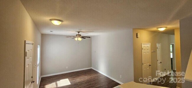 Foto del edificio - 2715 Meadow Knoll Dr