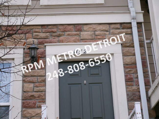 Building Photo - MOVE IN READY CONDO IN TROY
