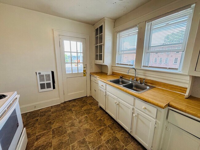 Foto del edificio - 3 Bedroom 1 Bath Duplex