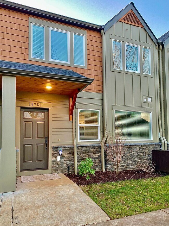 Foto del edificio - CHAMPION VILLAGE LUXURY TOWNHOME IN SANDY,...