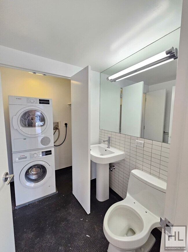 Foto del edificio - High-Floor One-Bedroom with 1.5 Baths and In-Unit Laundry Near the UN