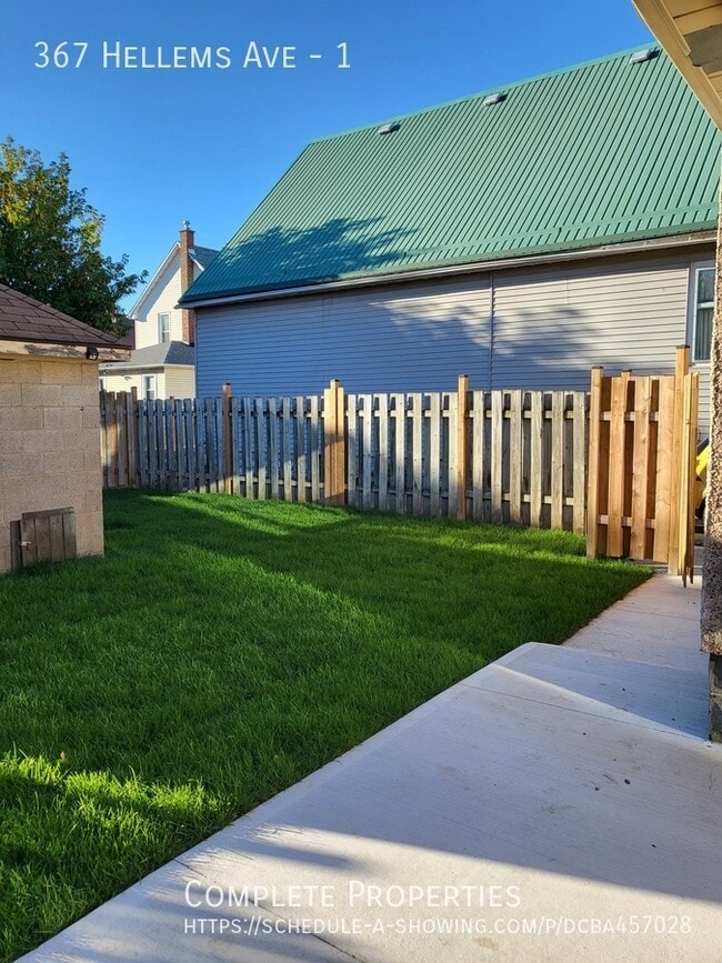 Building Photo - Main Floor 2 Bedroom with Back Deck, Priva...