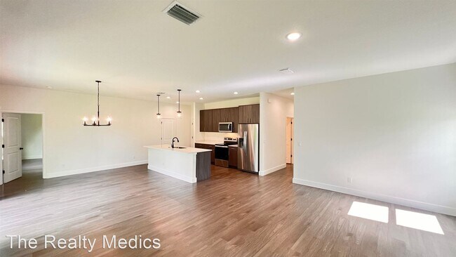 Building Photo - 4 br, 2 bath House - 2742 Wright Ave SE