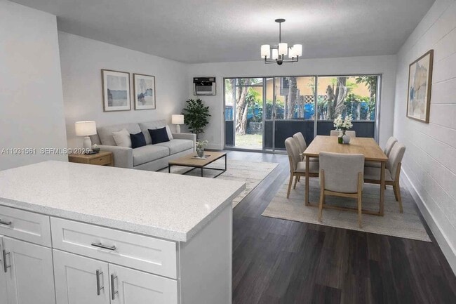 Foto del edificio - 638 NE 166th St