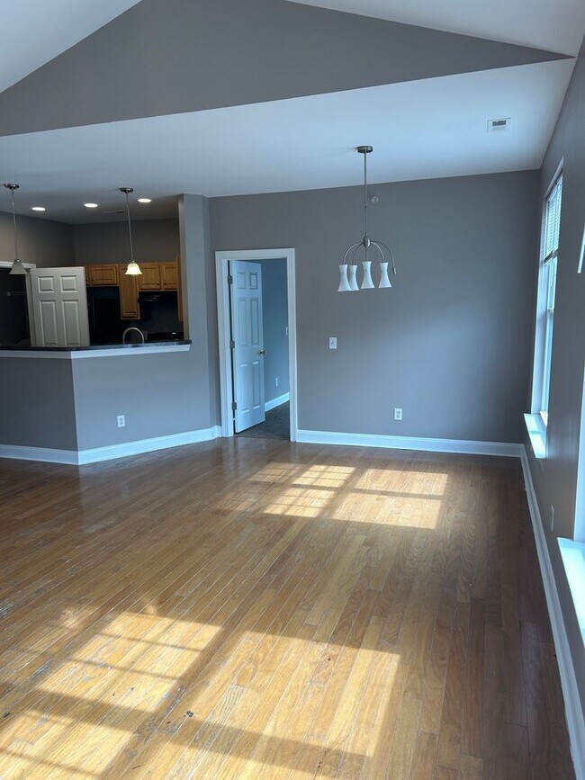 Building Photo - 2 Bedroom 2 Bathroom Condo in Charlotte