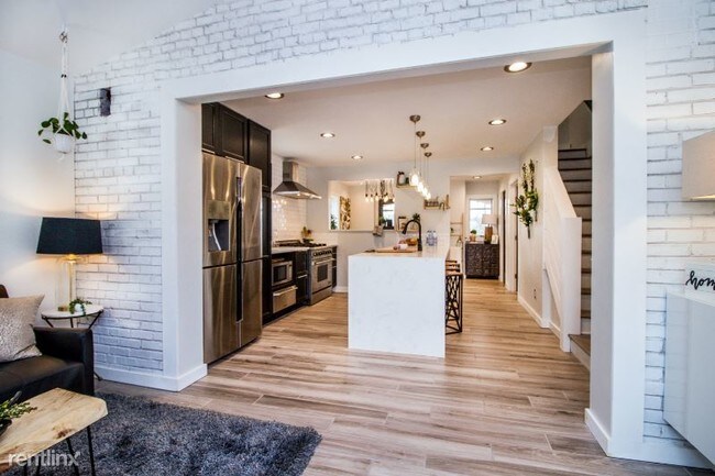 Building Photo - 3 br, 2.5 bath Townhome - 5830 Edgehill Dr