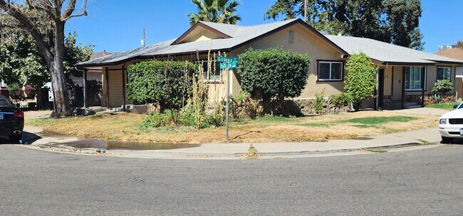 Building Photo - Large and Lovely Fully Renovated 2 Bedroom...