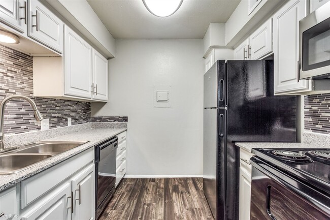 2 br, 1 bath - Fleetwood Apartments B1 - 2 br, 1 bath  - Fleetwood Apartments B1