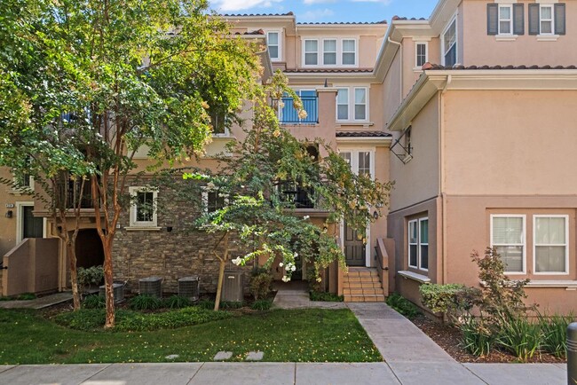 Building Photo - 4338 Fitzwilliam St