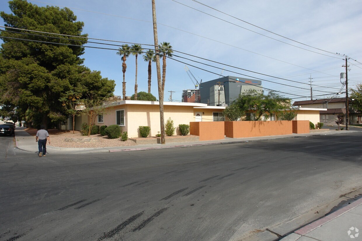 Foto del edificio - 351 Desert Ln