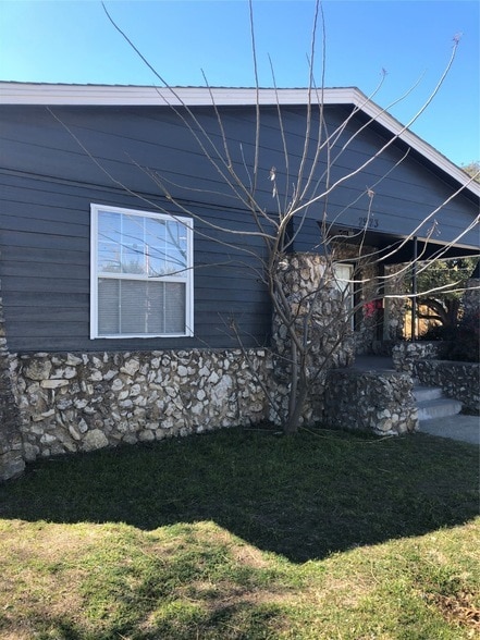 Building Photo - 2923 Azle Ave