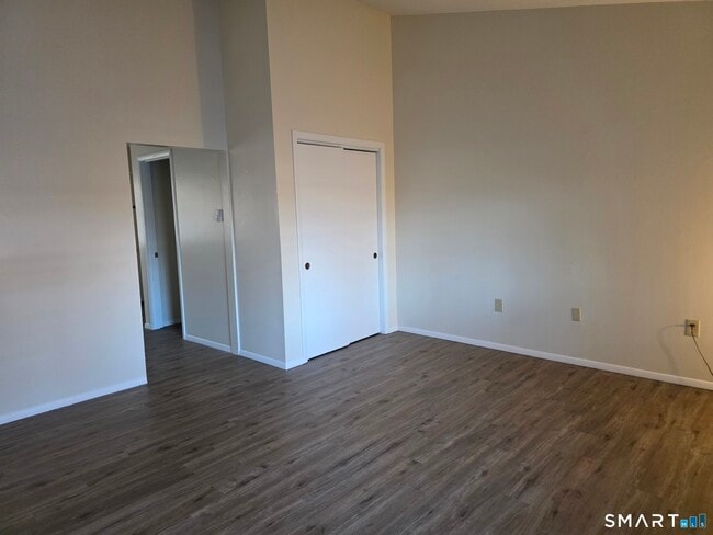 Building Photo - 100 Hickory St