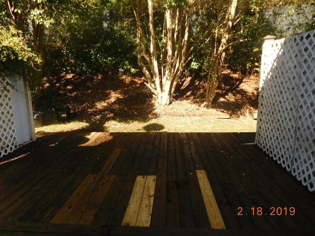 Building Photo - 1442 River Dr