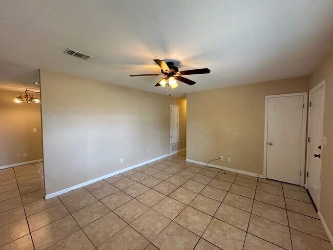Building Photo - 3 bedroom 2 bath home located in the heart...