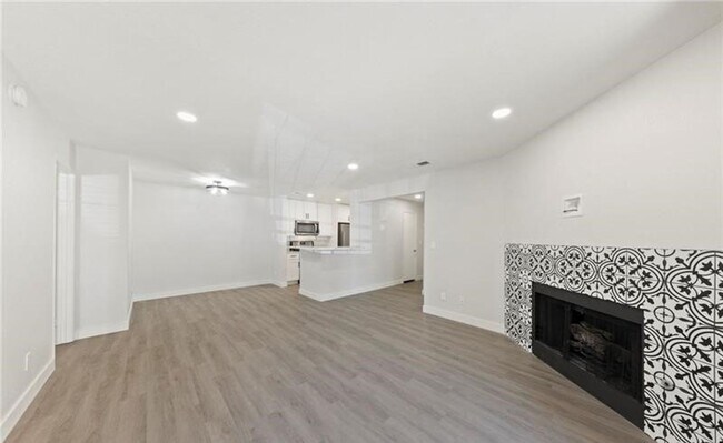 Foto del edificio - Upgraded 2 bedroom condo in guard gated co...