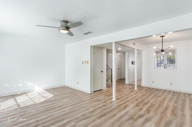 Building Photo - "Charming 2-Bed, 2-Bath Townhouse with Granite Elegance on East Stephenson!"