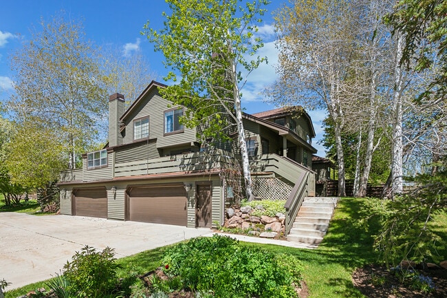 Building Photo - 3061 Fawn Dr