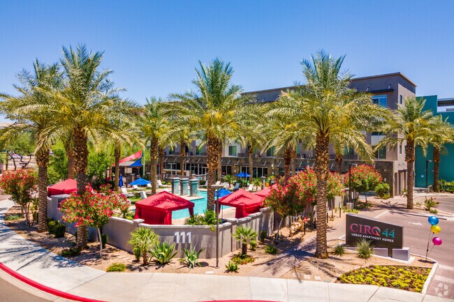 Building Photo - CIRQ 44