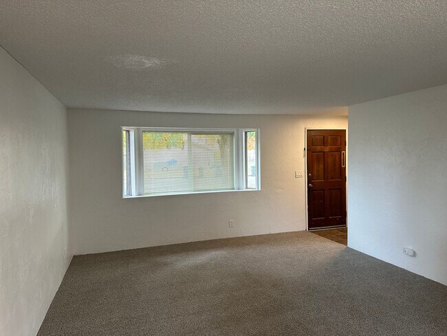 Building Photo - 2 bed 1 1/2 bath duplex in Springfield!