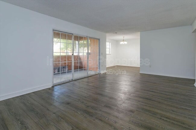 Foto del edificio - 4177 Versailles Dr