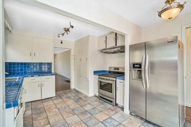Building Photo - 3244 Encinal Ave - 3 bedroom | 2 bathroom