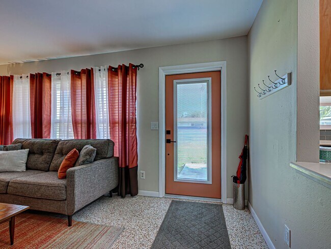 Foto del edificio - Seasonal Rental Near Venice – Pet-Friendly 3 Bed, 2 Bath Home