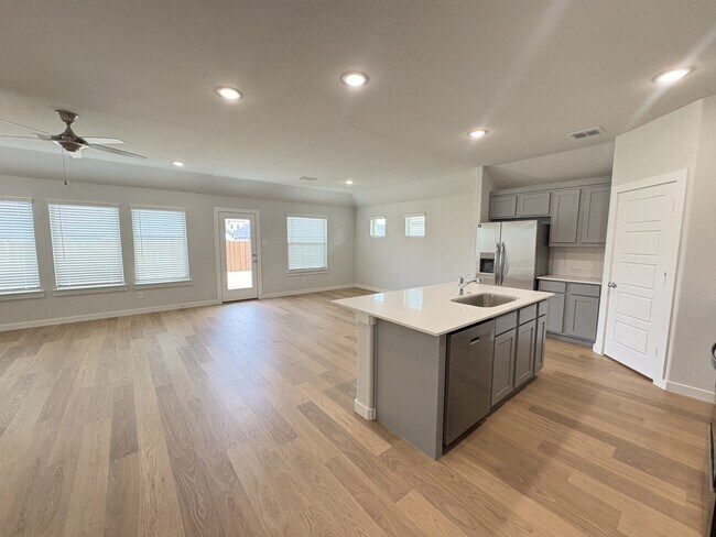 Building Photo - 320 Arcane St