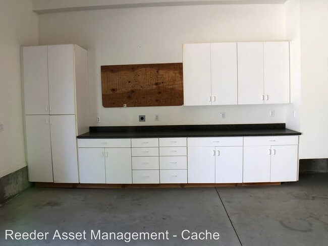 Foto del edificio - 5 br, 4.5 bath House - 345 Riverdale Ave.