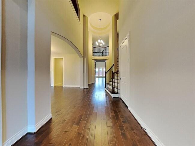 Building Photo - 1847 Chantilly Ln
