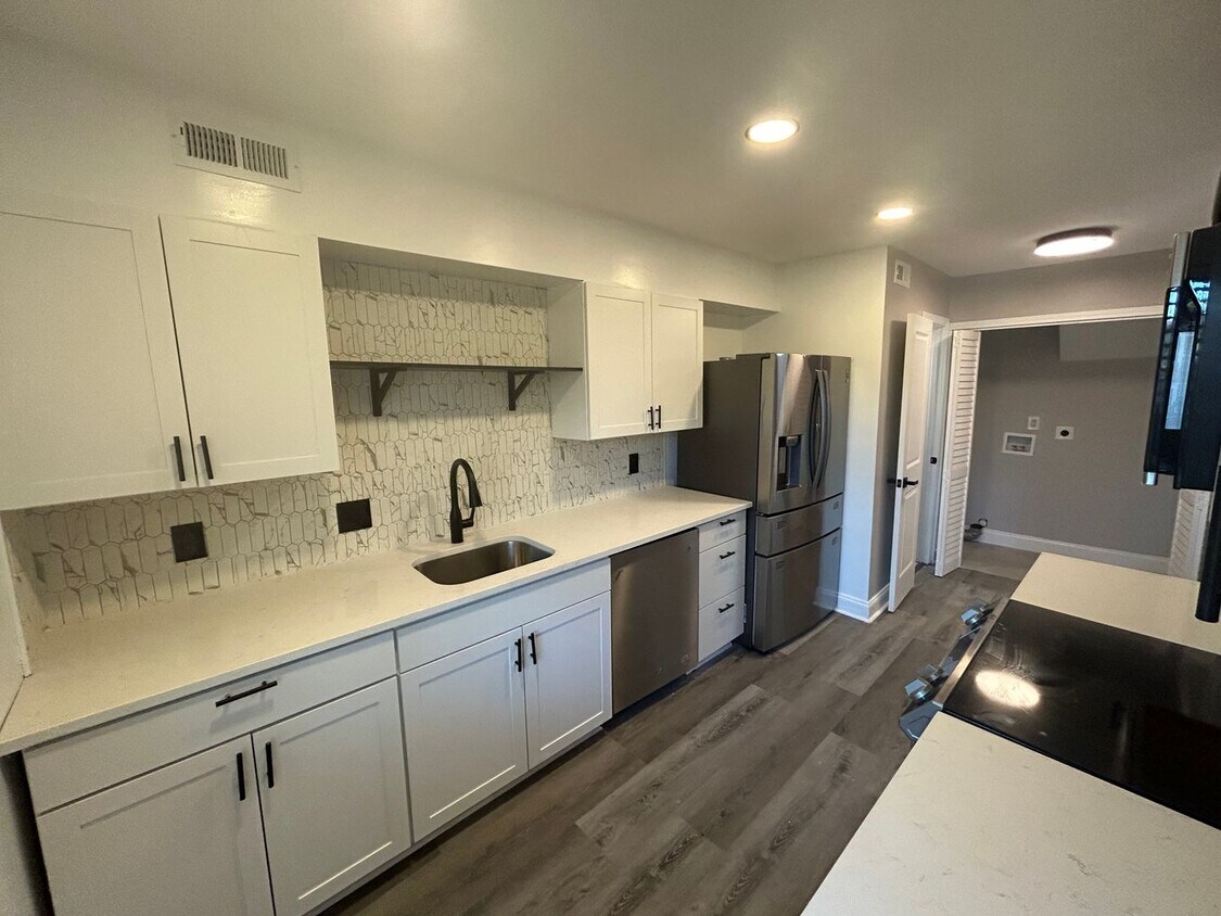 Foto principal - This fully renovated & updated 3 Bedroom a...