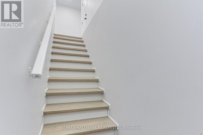 Building Photo - 25 Knowles Crescent